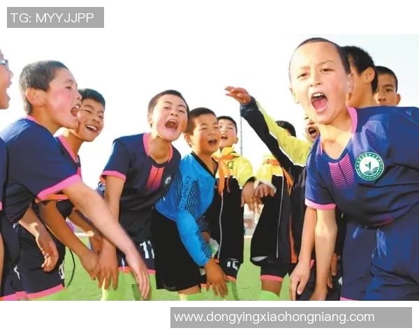 足球明星的孩子们展现可爱风采引发粉丝热议与关注